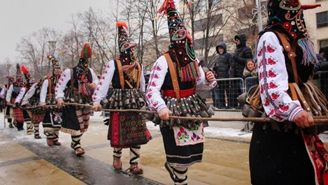 Над 7500 кукери дефилират на фестивала в Перник (Видео, снимки)