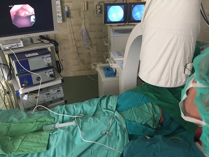 Кадър от уникалната безкръвна операция, извършена в Бургас, която ще влезе в учебниците по медицина.