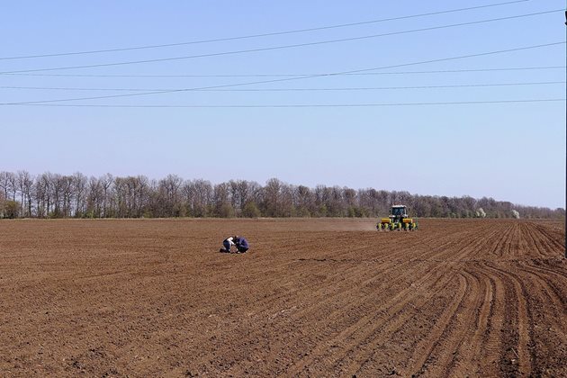 Замерване на почвената влага и температура в полетата на земеделския стопанин Иван Димитров