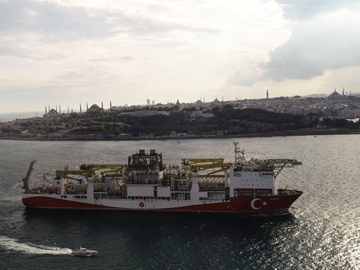Турският кораб "Фатих" започна сондажи за нефт в Черно море