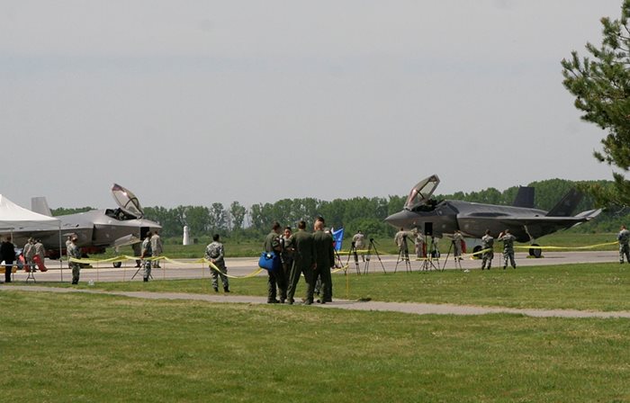 F-35 пренасят 8,160 кг. бомби.