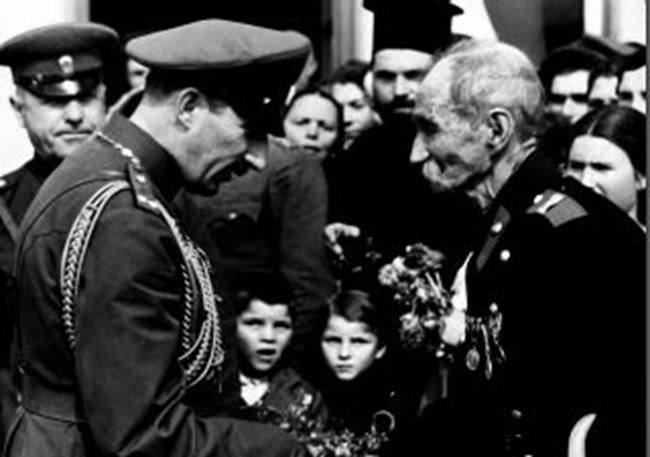 Цар Борис III открива на 3 октомври 1939 г. железопътната линия между  Казанлък  и Карлово. Разговаря с неизвестен  опълченец поборник. Снимката e предоставена на Пейков от Пресфото-БТА.