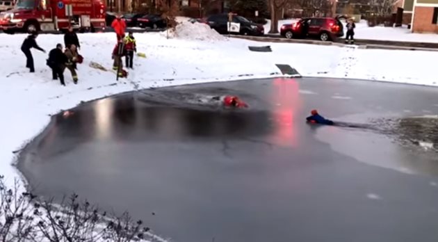 11-годишното момче казало на спасителите, че краката му са затънали в калното дъно на езерото Кадър: youtube/ CBS Chicago