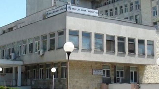 Бебе падна от третия етаж на блок във Варна, в много тежко състояние е