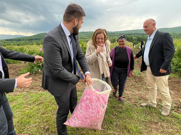 През май евродепутатът покани Мария Спираки на гроздобер в Казанлък.