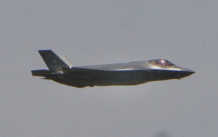 F-35 „Мълния“ (Ф-35 Lightning) е едноместен.