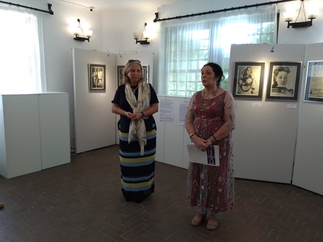 Изкустоведът Пламена Рачева и директорът на „Двореца” Жени Михайлова откриват изложбата СНИМКА: Дияна Райнова