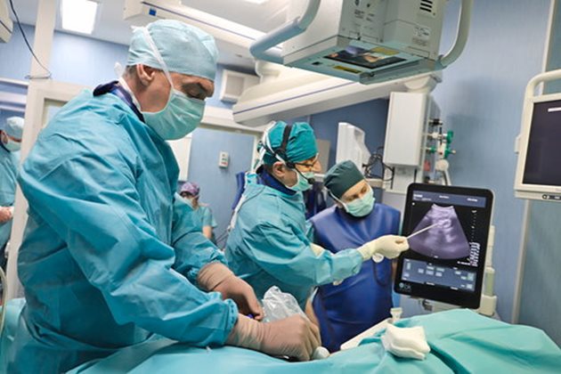 Голям интерес сред всички участващи в симпозиума са Live surgery сесиите, в които специалистите показват нагледно в реално време как протича една операция.