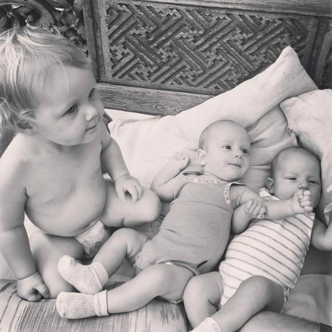 Трите деца на Елиза Кърби са родени в една и съща година.