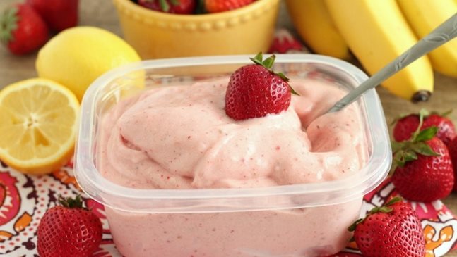 Домашен сладолед-йогурт с банани и ягоди