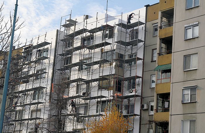 Засега в България няма финансови стимули за масово саниране на жилищните сгради извън напълно безплатното за гражданите обновяване.
СНИМКА: “24 ЧАСА”