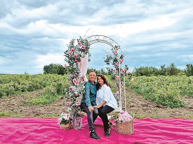Огнян и Нели Кирякови на фона на красивите им розови масиви
Снимка: Личен архив