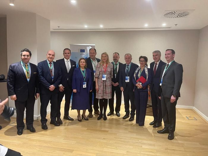 През януари 2024 г. на среща на операторите по ВГК в Атина комисарят по енергетика на ЕС Кадри Симсон (в средата) обсъди с участниците напредъка по коридора и изрази подкрепа за него.