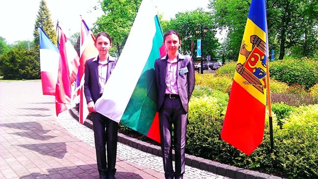 Близнаците позират с българския трибагреник