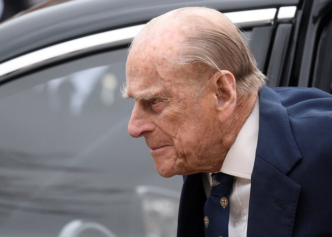 97-годишният принц Филип, съпруг на британската кралица, шофира без предпазен колан два дни след катастрофа
