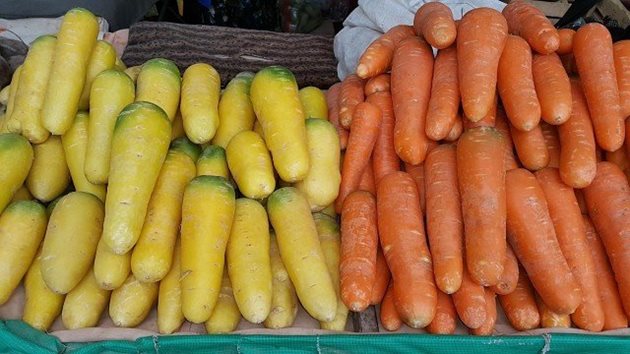 Морковите трябва да са рендосани или доведени до подобно състояние със смилане