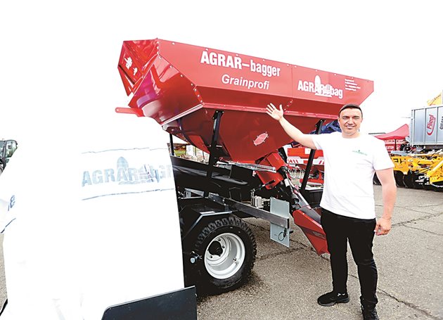 Стефан Стоянов с машината за прибиране на зърно в чували на AGRAR-bag на изложението БАТА АГРО