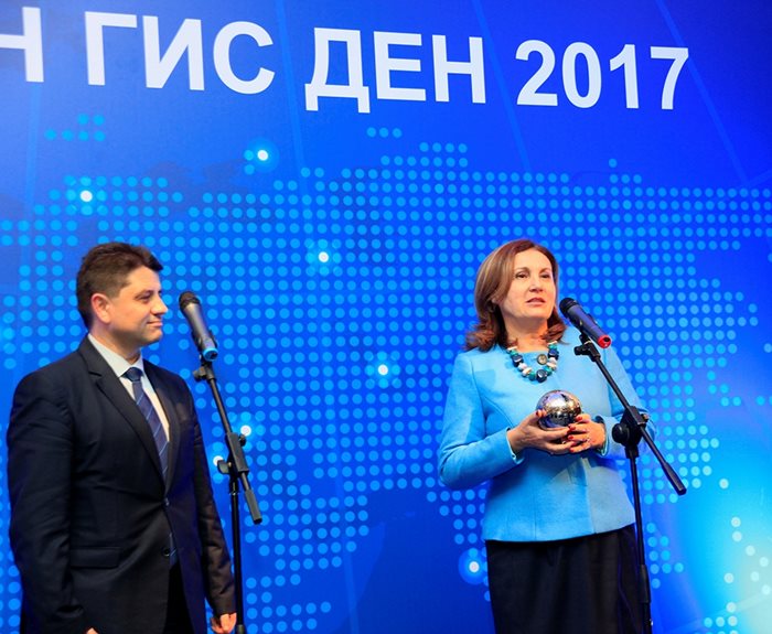 Румяна Бъчварова връчи наградата на зам.-министъра на вътрешните работи Красимир Ципов