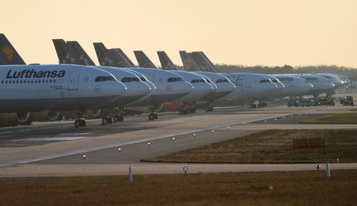 Заради коронавируса и спрените полети самолетите няма къде да се паркират СНИМКИ: Ройтерс