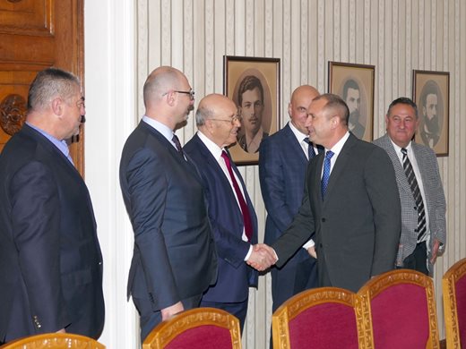 Премиер, министър, парламент и 60 000 българи подкрепят строителите (Обзор)