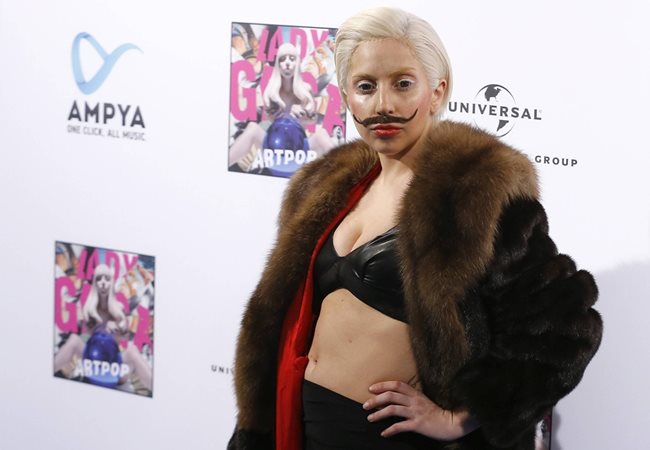 Лейди Гага с мустаци на представянето на албума си “Артпоп”