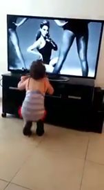 Вижте този удивителен танц на бебе с токчета (видео)