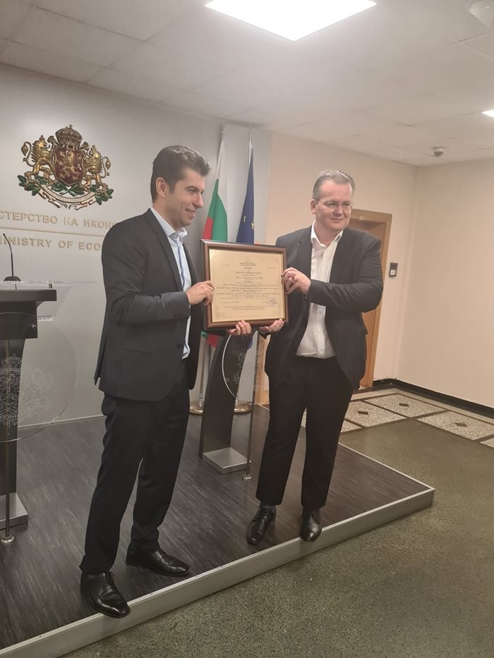 Любимир Станиславов получава сертификат за инвестиция.