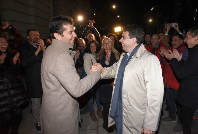 Кирил Петков и Асен Василев се поздравяват след победата на изборите миналия ноември.