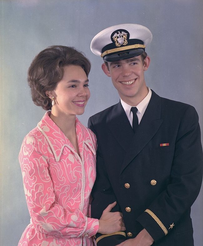Въпреки че е по-малката, Джули Картър се жени три години преди сестра си. Съпругът  е Дейвид Айзенхауер, единственият внук на президента Дуайт Айзенхауер (1953-1961), на когото Ричард Никсън е вицепрезидент осем години.