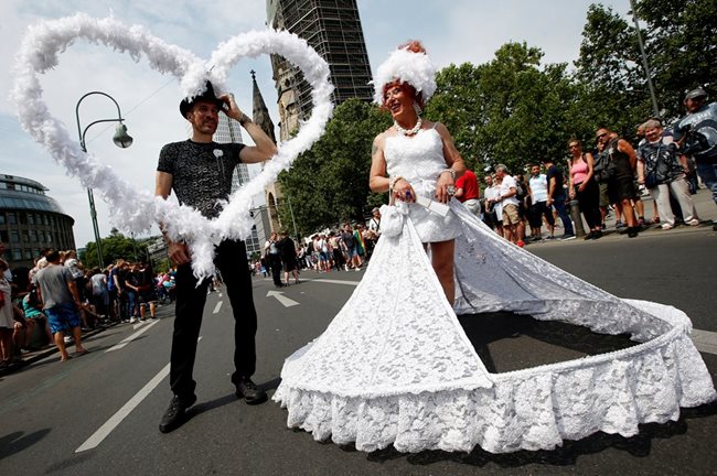 Сред празнуващите се забелязват екстравагантни прически и костюми като сватбена рокля, свещник, маска на Доналд Тръмп.