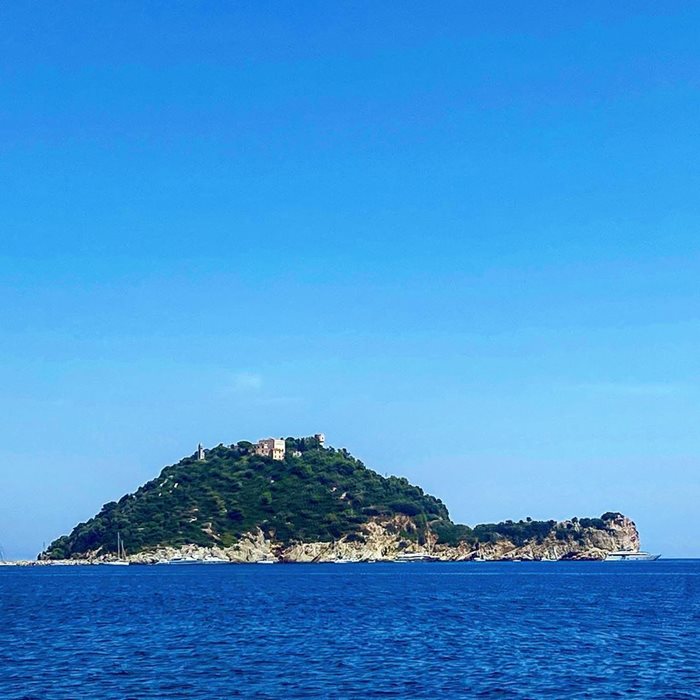 Украински богаташ купи красивия италиански остров.