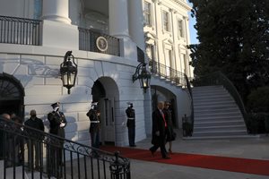 Доналд и Мелания Тръмп напуснаха Белия дом СНИМКИ: Ройтерс