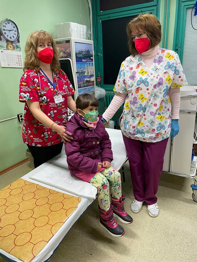 Д-р Дарина Игнатова и сестра Златка Анчева поставят първи дози ваксина на деца