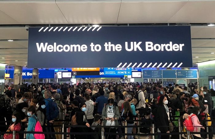 Опашка се вие пред граничния контрол за влизане във Великобритания на лондонското летище “Хийтроу”.
СНИМКА: РОЙТЕРС