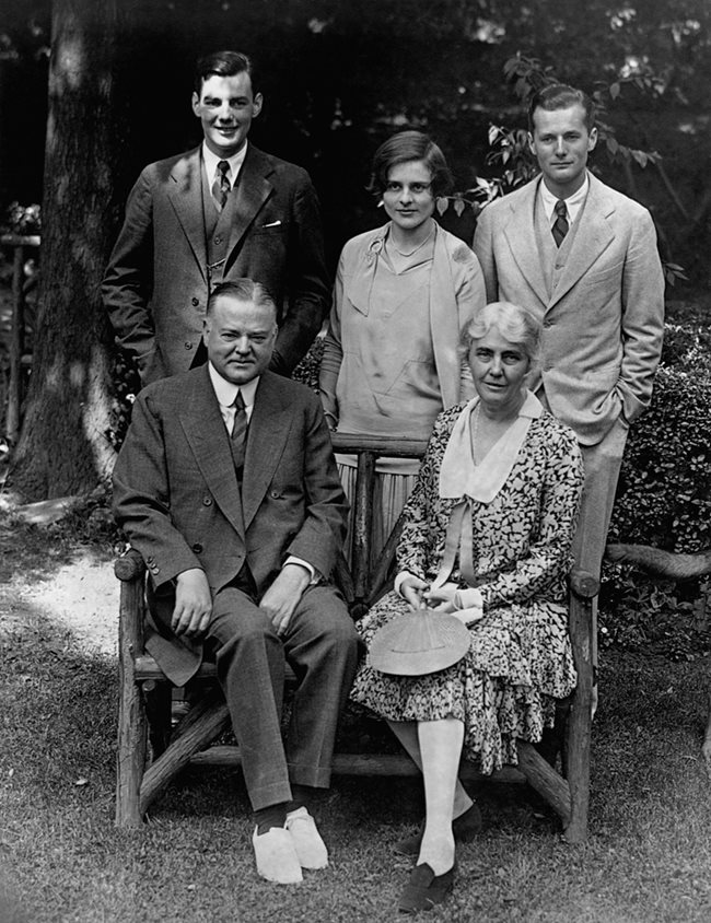 Хърбърт Хувър със съпругата си Лу и синовете им Хърбърт и Алън. Президентът владее латински и китайски, но не и немски, въпреки че е от немски произход.