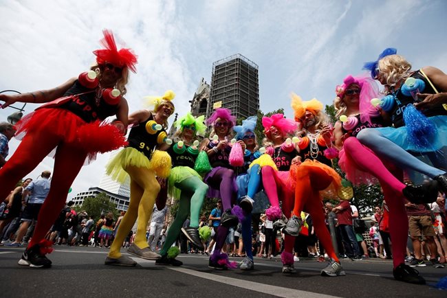 Традиционният годишен парад се провежда само няколко седмици, след като германският парламент одобри легализацията на гей браковете. СНИМКИ:Ройтерс