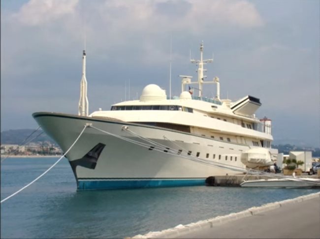 Фамозната яхта “Набила”, смятана през 80-те години за най-луксозната в света.