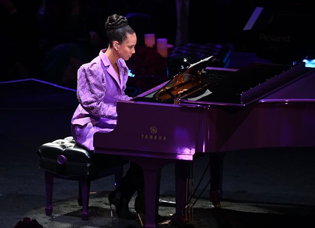 Алиша Кийс изпълни "Лунната соната" на Бетховен в памет на Кобе. 