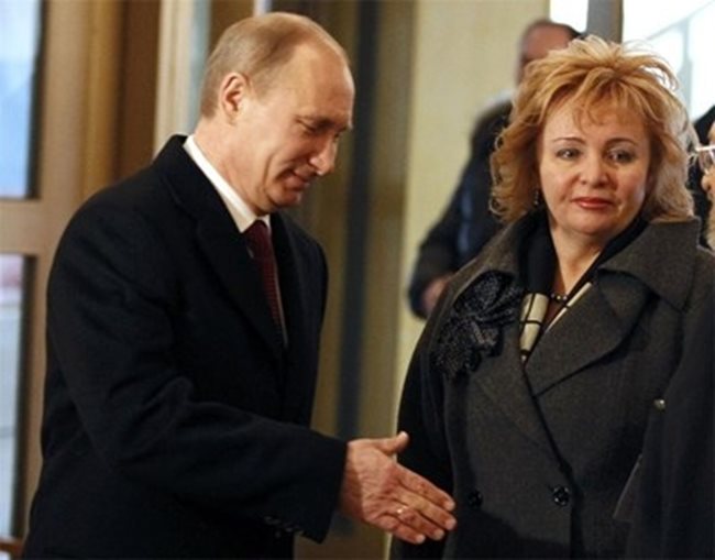 Владимир и Людмила отидоха да гласуват заедно на 4 март 2012 г. СНИМКА: Ройтерс