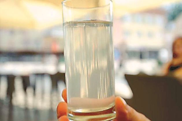 С малки изключения, питейната вода у нас е твърда - съдържа калциеви и други соли, които могат да пресекат ракията, затова се препоръчва дестилирана вода за разреждане