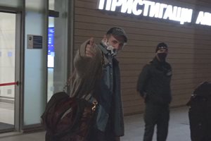 Лиъм Нийсън при пристигането си на Летище Бургас. Снимка:Петър Генчев