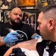 (ВИДЕО) Вижте как Борис Солтраийски припада, докато се татуира