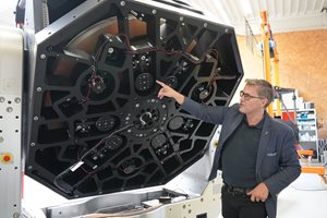 Собственикът на фирмата Егон Дьобел показва механизма на монтаж на 1.5 метровото огледало.