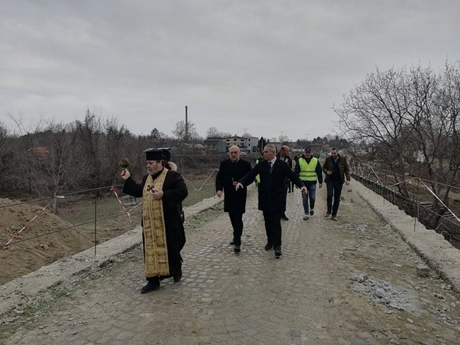 Свещеник Георги Стоянов осветява моста.