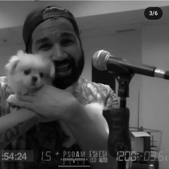 Азис с малкото кученце в клипа на "Хабиби"