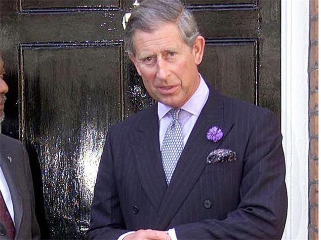 2002 г., на сакото на принца е закичено и деликатно малко цвете