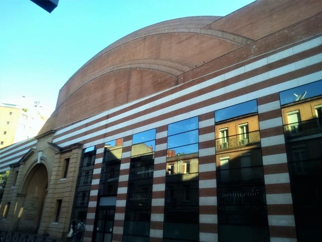 Архитектурата на сградата на Националния театър в Тулуза комбинира характерна розова фасада с модерни елементи.