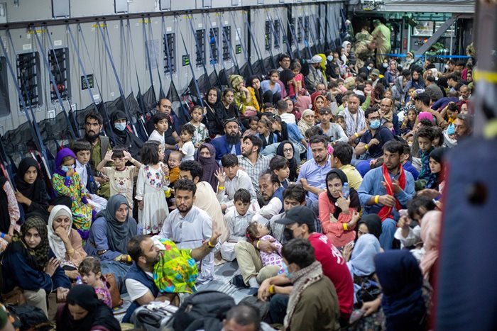 Евакуирани от Афганистан пътуват на борда на германски самолет за Узбекистан.

СНИМКИ: РОЙТЕРС