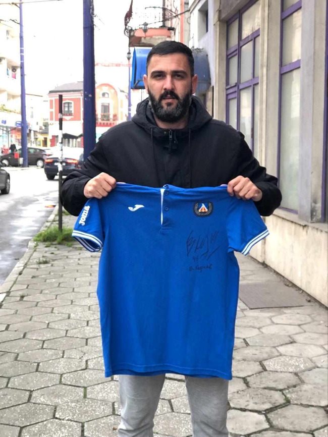 Гаджев дарява фланелка на "Левски" и такава на националния отбор