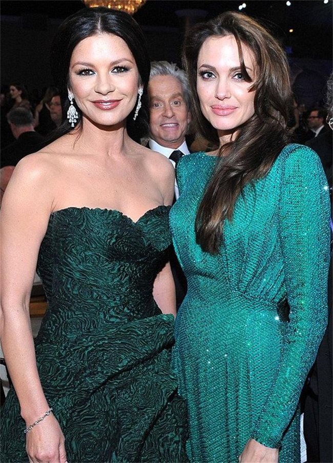 Кой наднича отзад? Майкъл Дъглас се уверява, че ще бъде включен в снимката на Катрин Зита-Джоунс и Анджелина Джоли.
